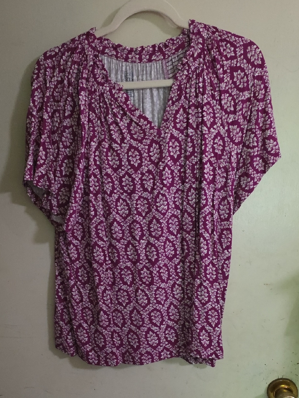 (NWOT)Women's Croft &Barrow Burgundy Floral Print V-Neck Top